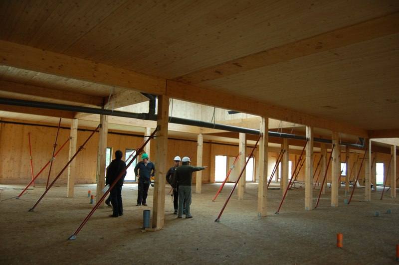 Réunion de chantier sous la charpente d’un plateau bois
