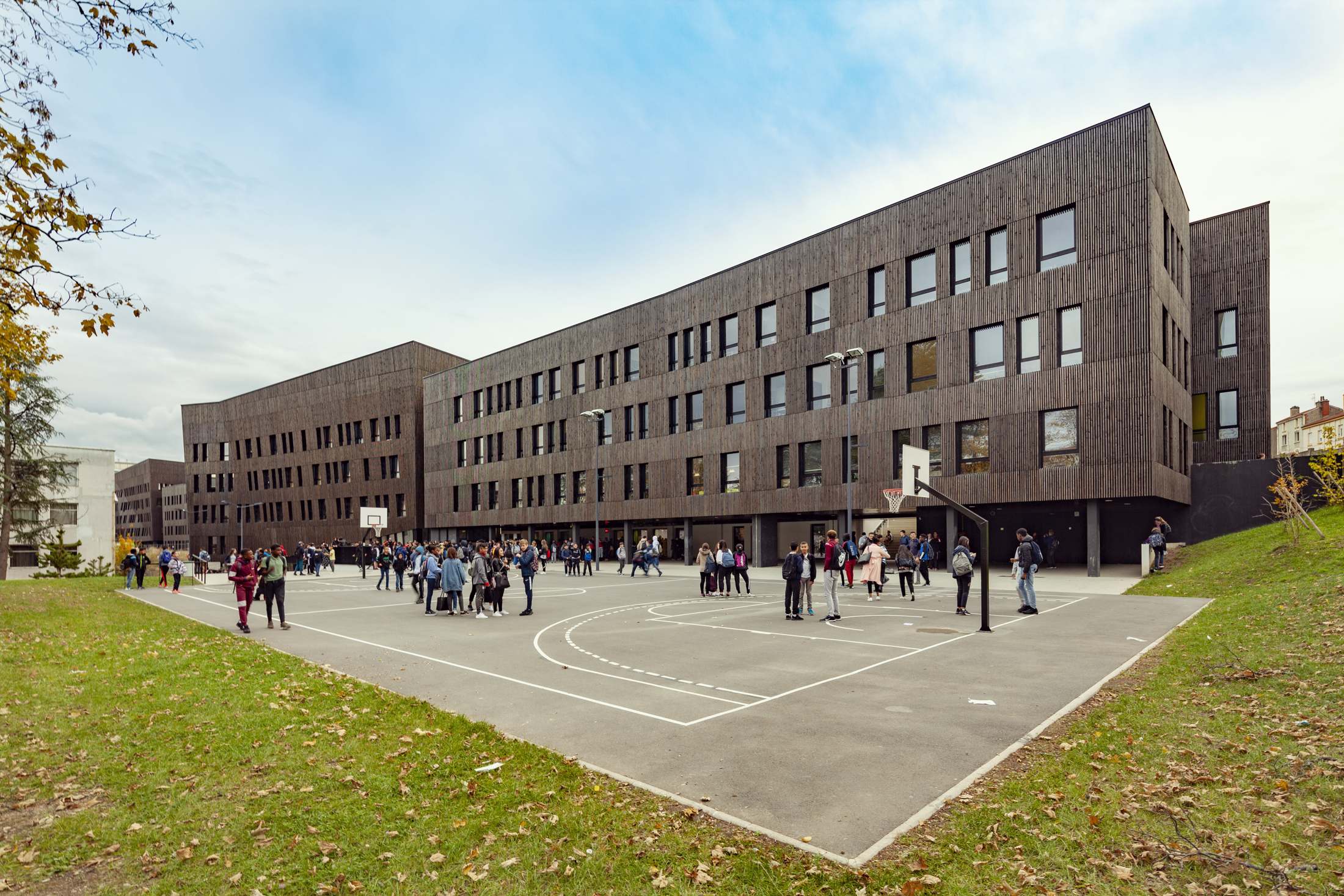 La cour de la cité scolaire Honoré d’Urfé à Saint-Étienne, façades en bardage bois