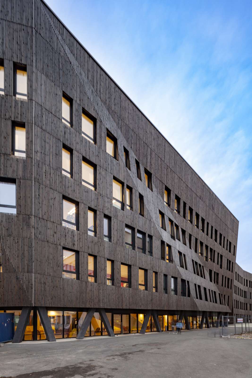 Le parvis de la cité scolaire Honoré-d’Urfé à Saint-Étienne, photographie Antoine Duhamel