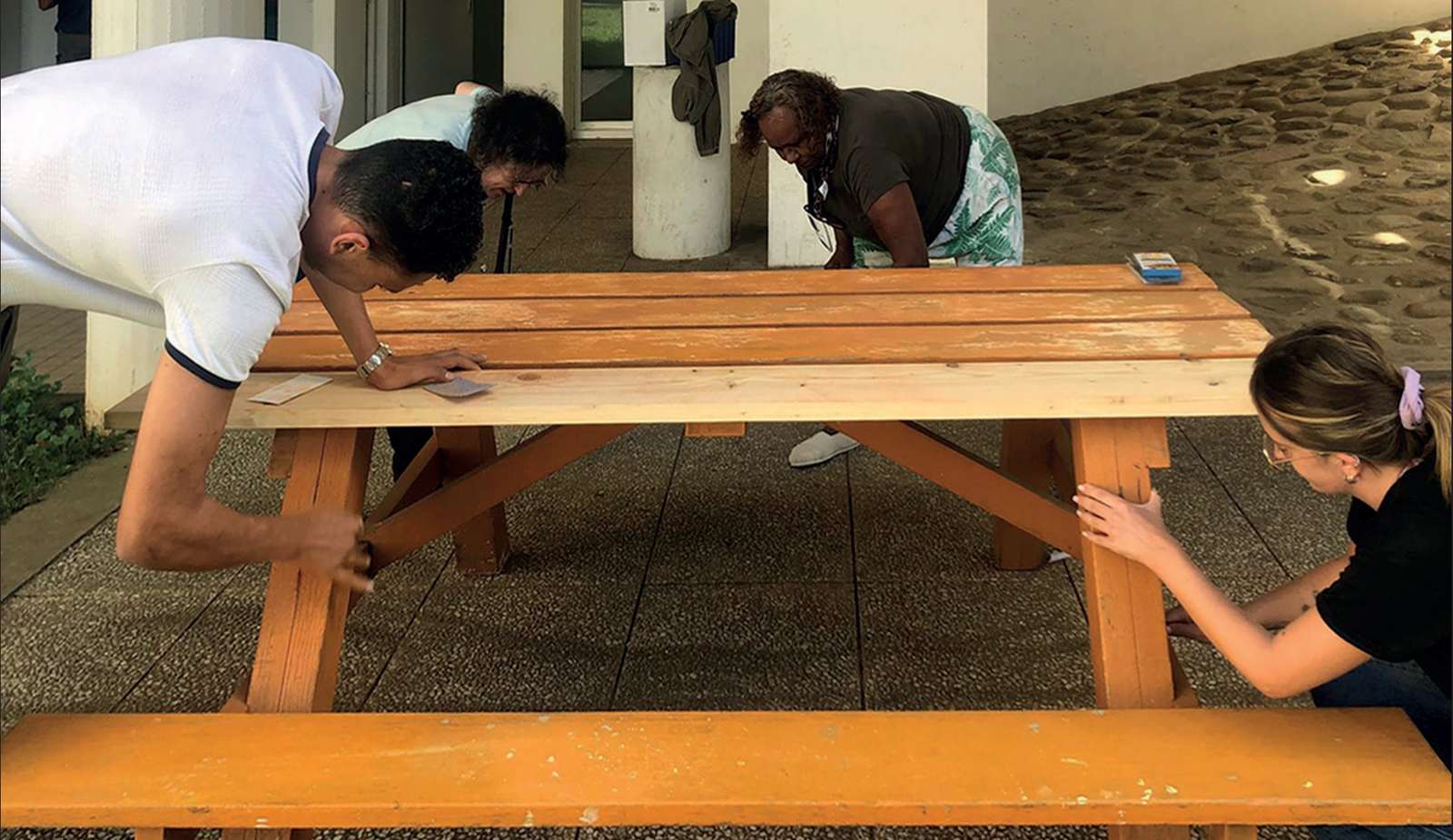 Fabrication des bancs de la permanence avec les habitants, Grand’Goule