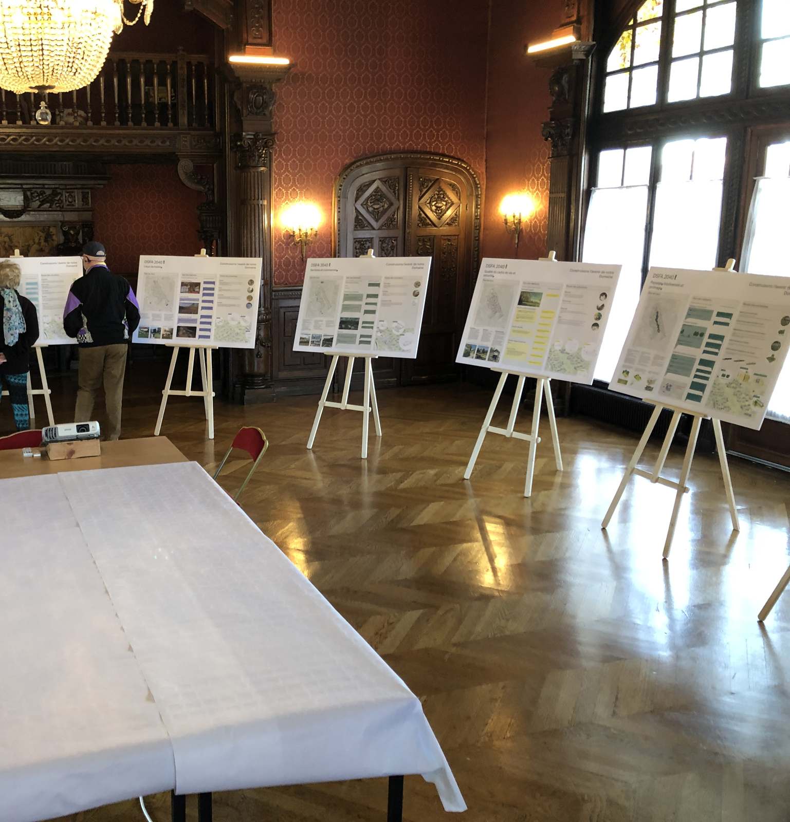 Diagnostic exposé sur chevalets dans la salle du château