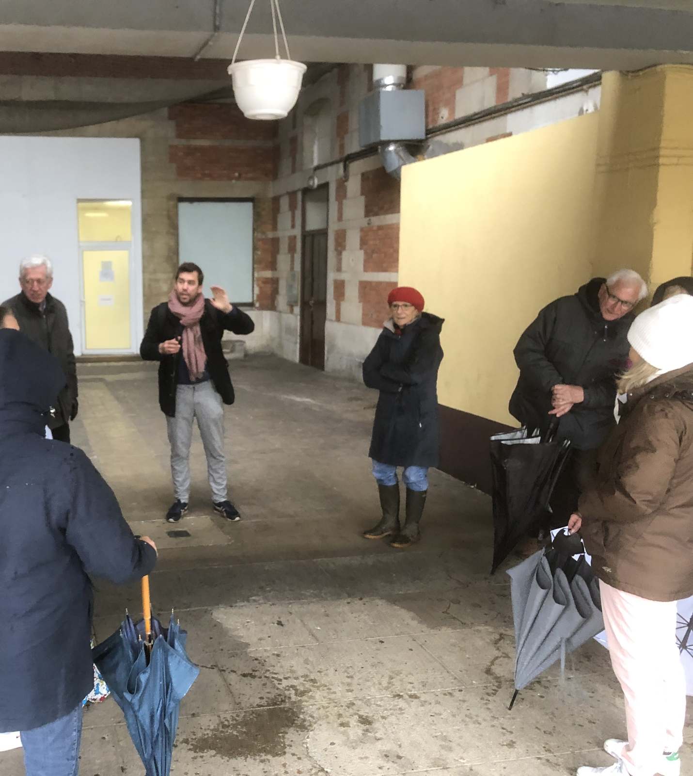 Réunion d’habitants sous le porche du domaine, La Celle-Saint-Cloud