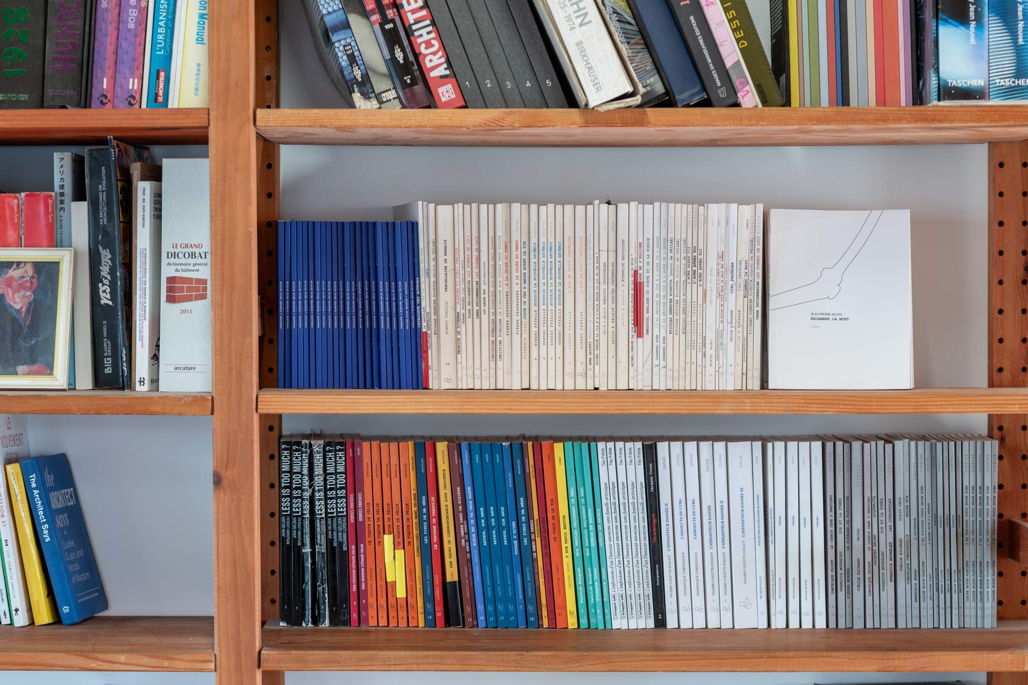 Les ouvrages de L’Échappée Belle Édition rangés sur les rayonnages de l’agence
