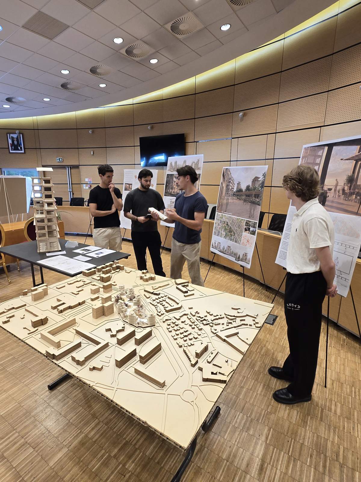 Étudiants autour d’une maquette urbaine, atelier de master à l’École Spéciale d’Architecture