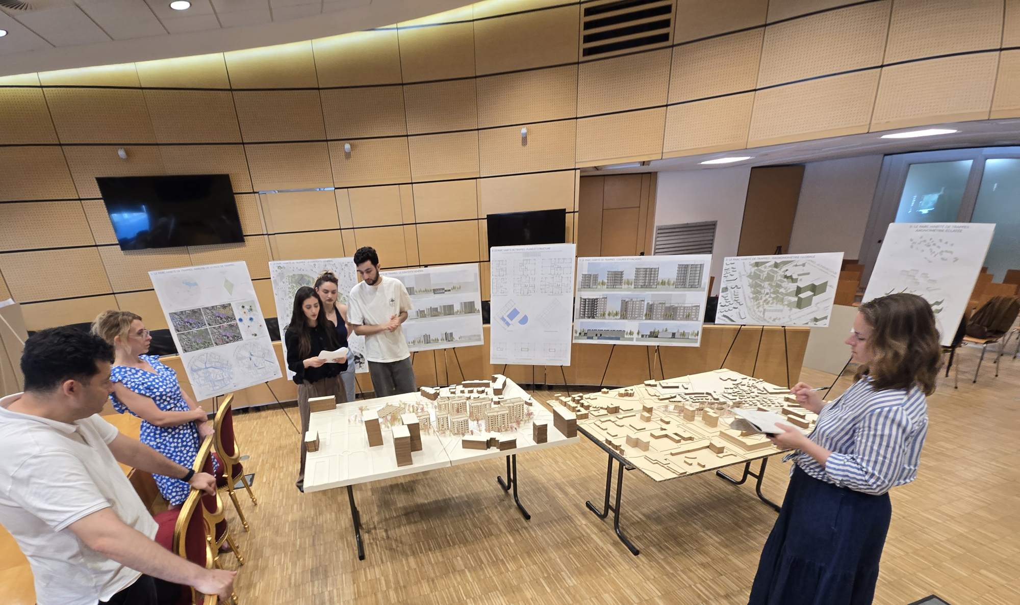 Présentation des projets d’étudiants devant les maquettes et les panneaux, École Spéciale d’Architecture