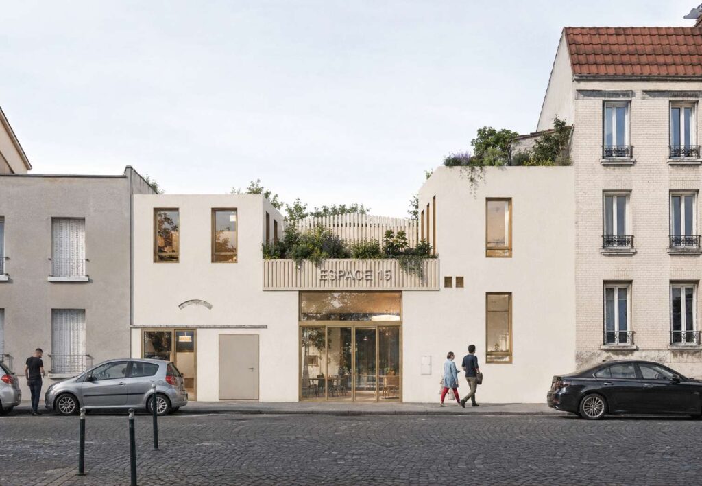 Espace 15 à Pantin, façade transformée, devanture dorée et terrasse plantée