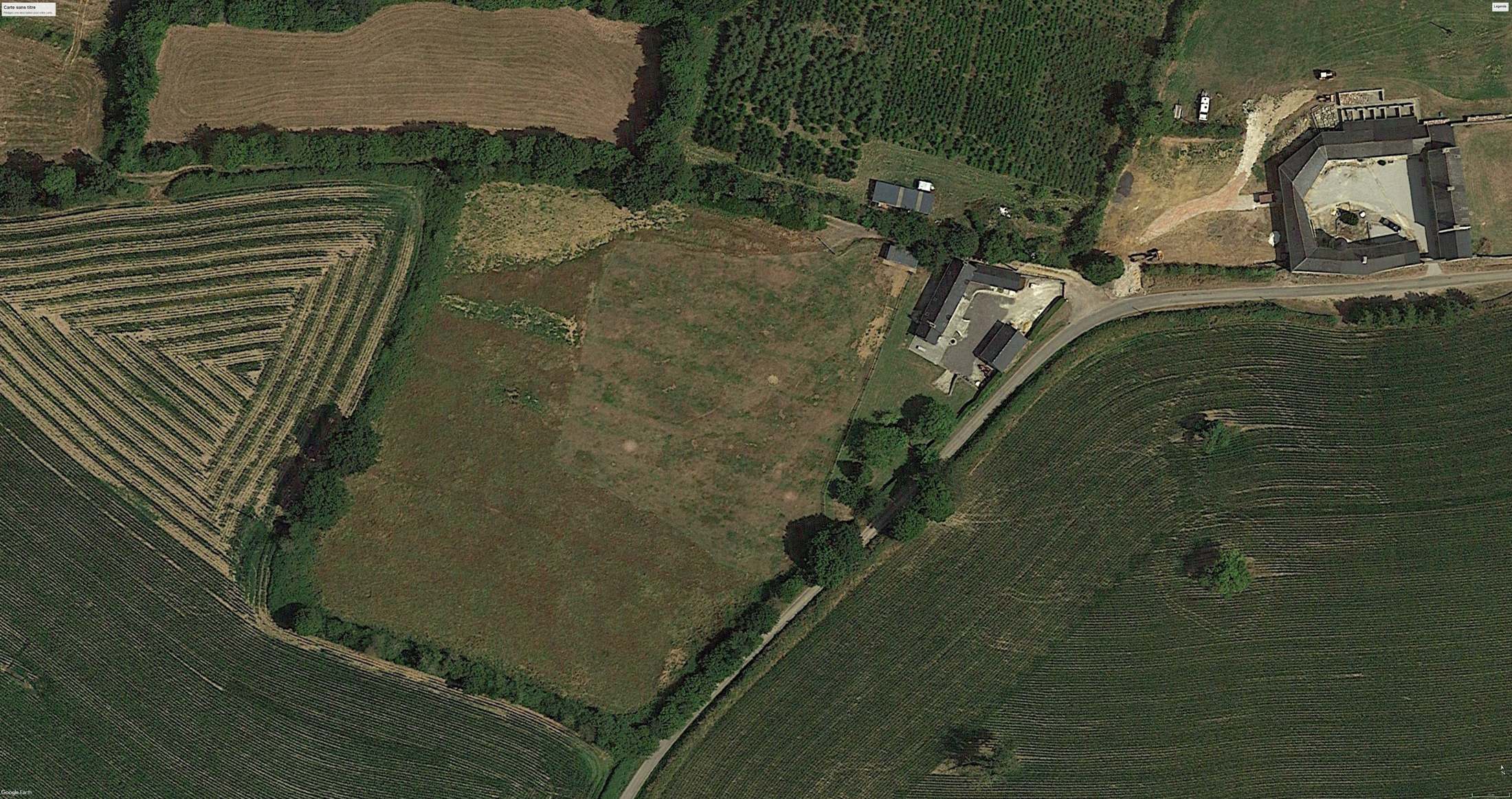 La longère de Tamerville et son extension à pignon vitré, ossature bois, vue d’ensemble