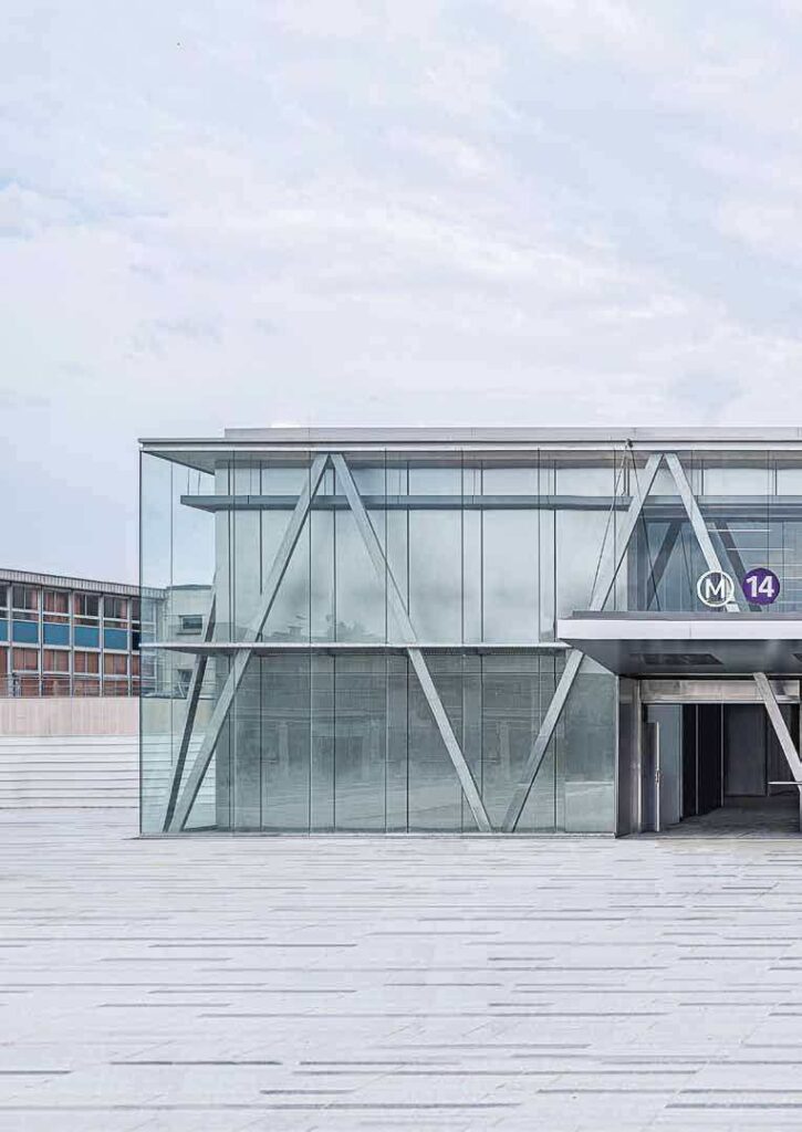 Hall vitré de la gare du Grand Paris Express à L’Haÿ-les-Roses