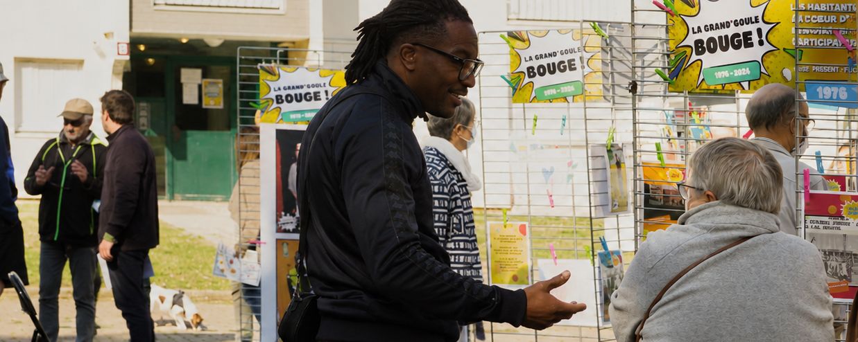Exposition « La Grand’Goule bouge » au pied des immeubles, échange avec les habitants, Poitiers