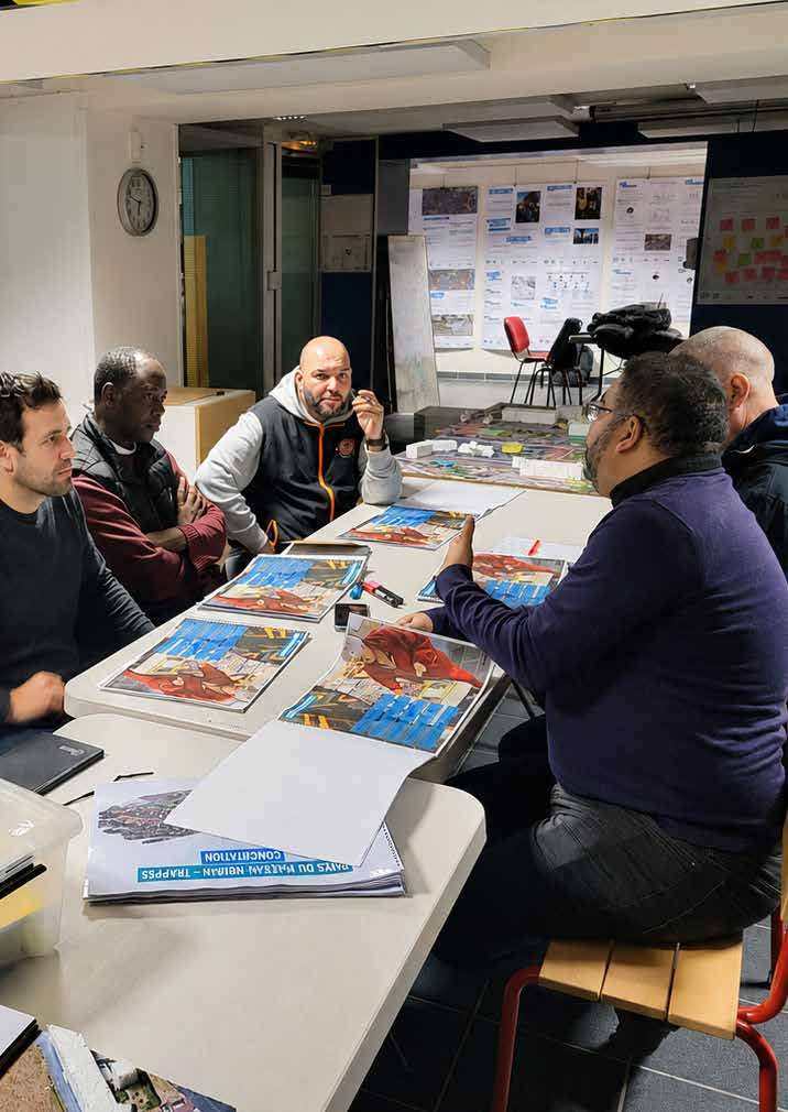Atelier avec les habitants dans la salle commune, Grand’Goule