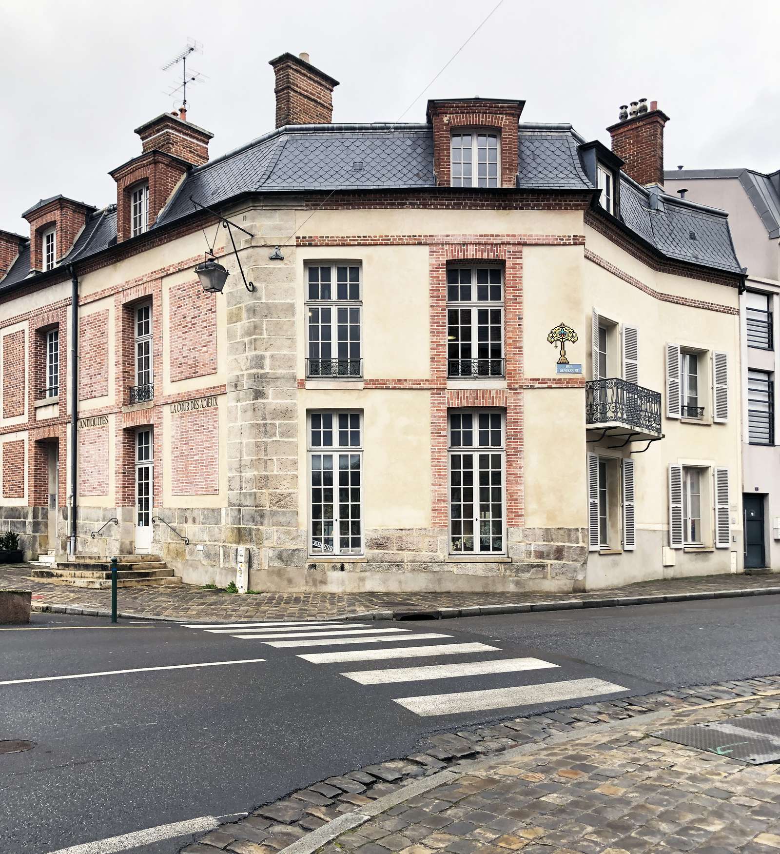 Hôtel de la Surintendance à Fontainebleau, angle de la rue, brique et pierre