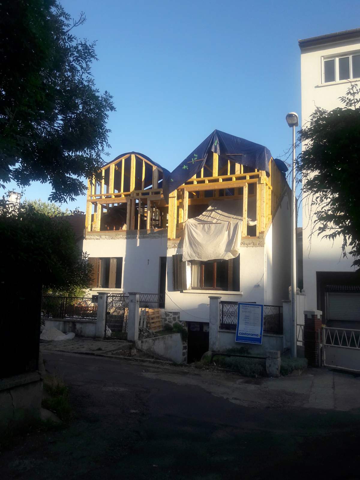 Chantier de la surélévation en ossature bois de la maison blanche, Courbevoie