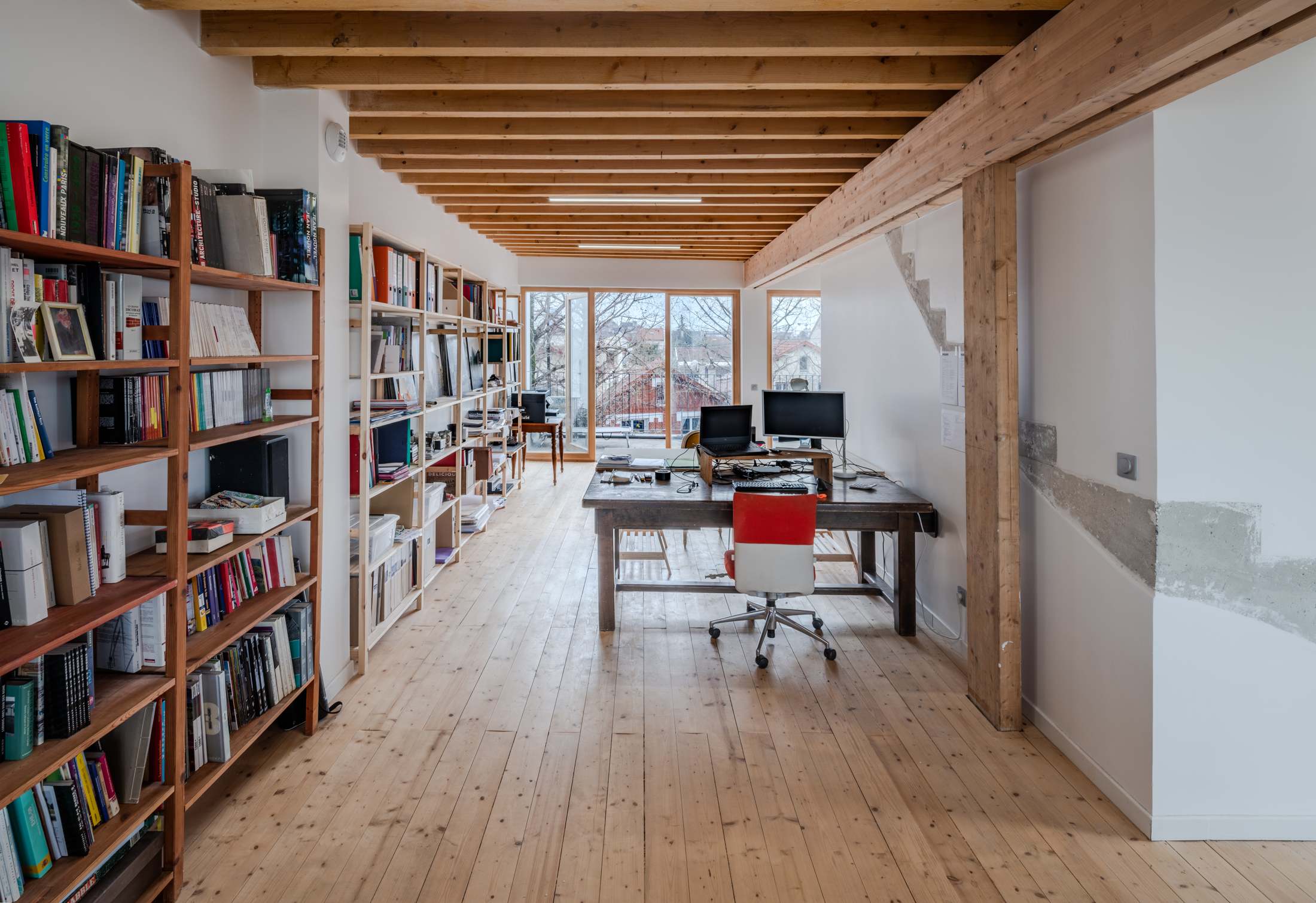 La bibliothèque et le bureau sous la charpente, photographie Antoine Duhamel
