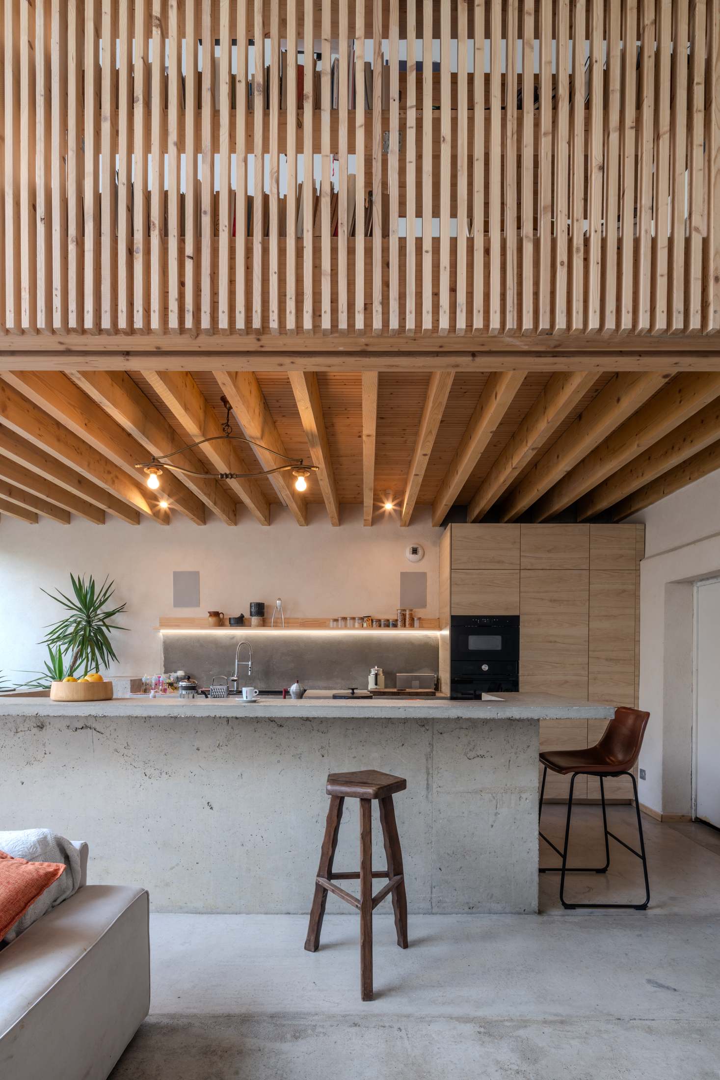 La cuisine sous le plafond en bois, photographie Antoine Duhamel