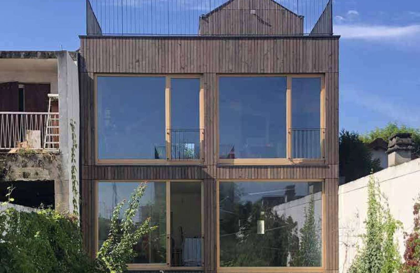 Maison bois béton à Aubervilliers, façade sur jardin