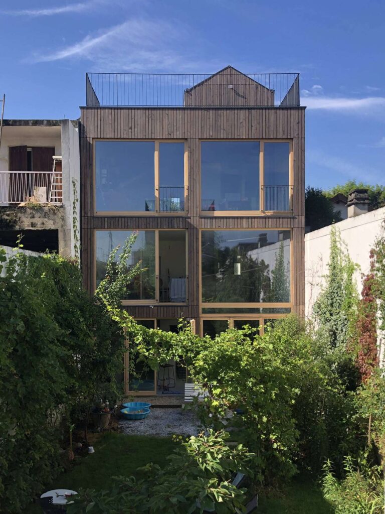 Maison bois béton à Aubervilliers, façade sur jardin