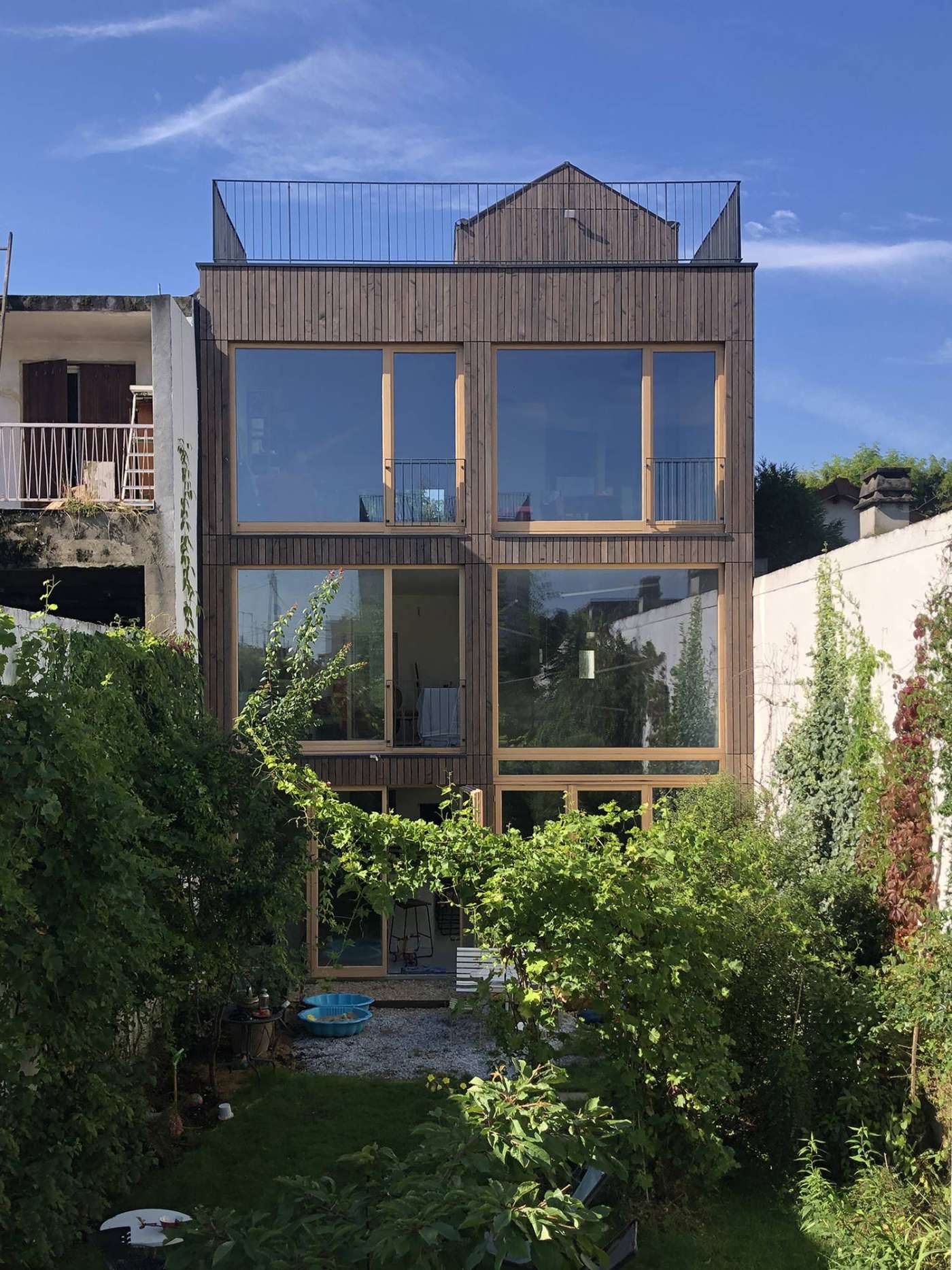 Maison bois béton à Aubervilliers, façade sur jardin
