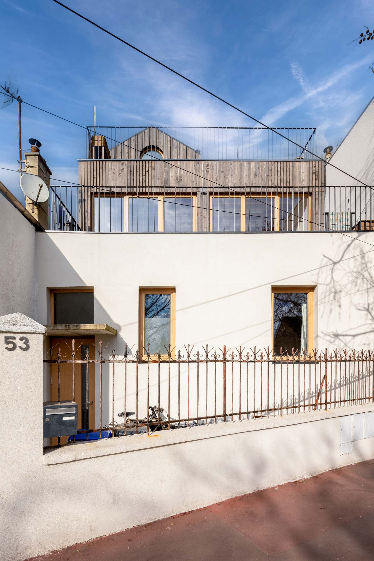 La maison bois béton au 53 boulevard Édouard-Vaillant, façade sur rue, photographie Antoine Duhamel