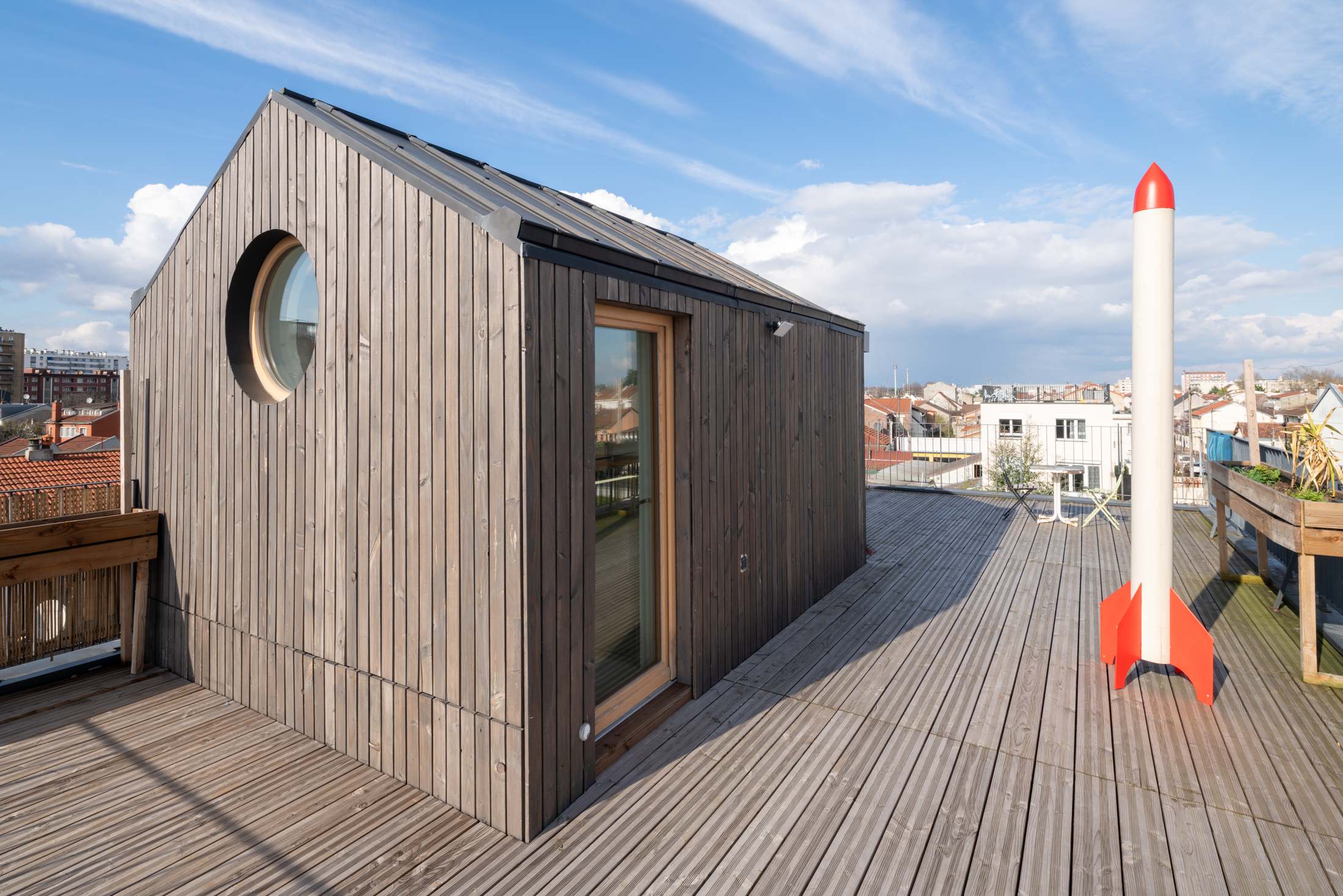 La cabane en bois sur le toit-terrasse, photographie Antoine Duhamel
