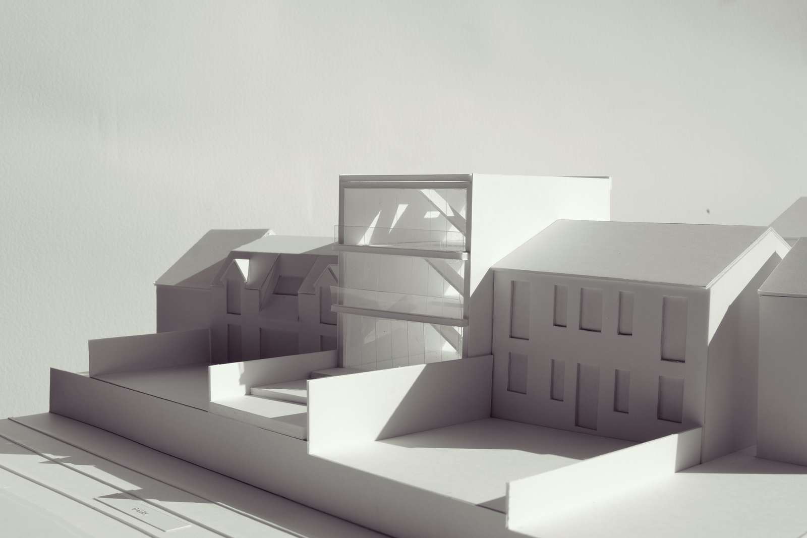 Maquette blanche de la maison Malon, insérée entre les mitoyens