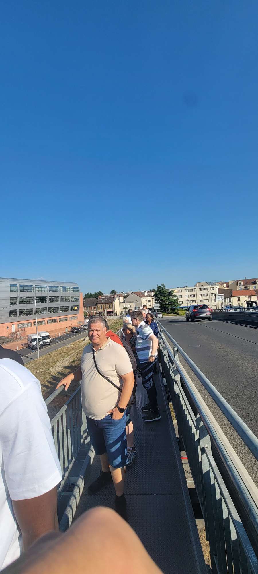 La balade urbaine sur le pont au-dessus de la RN10, Trappes