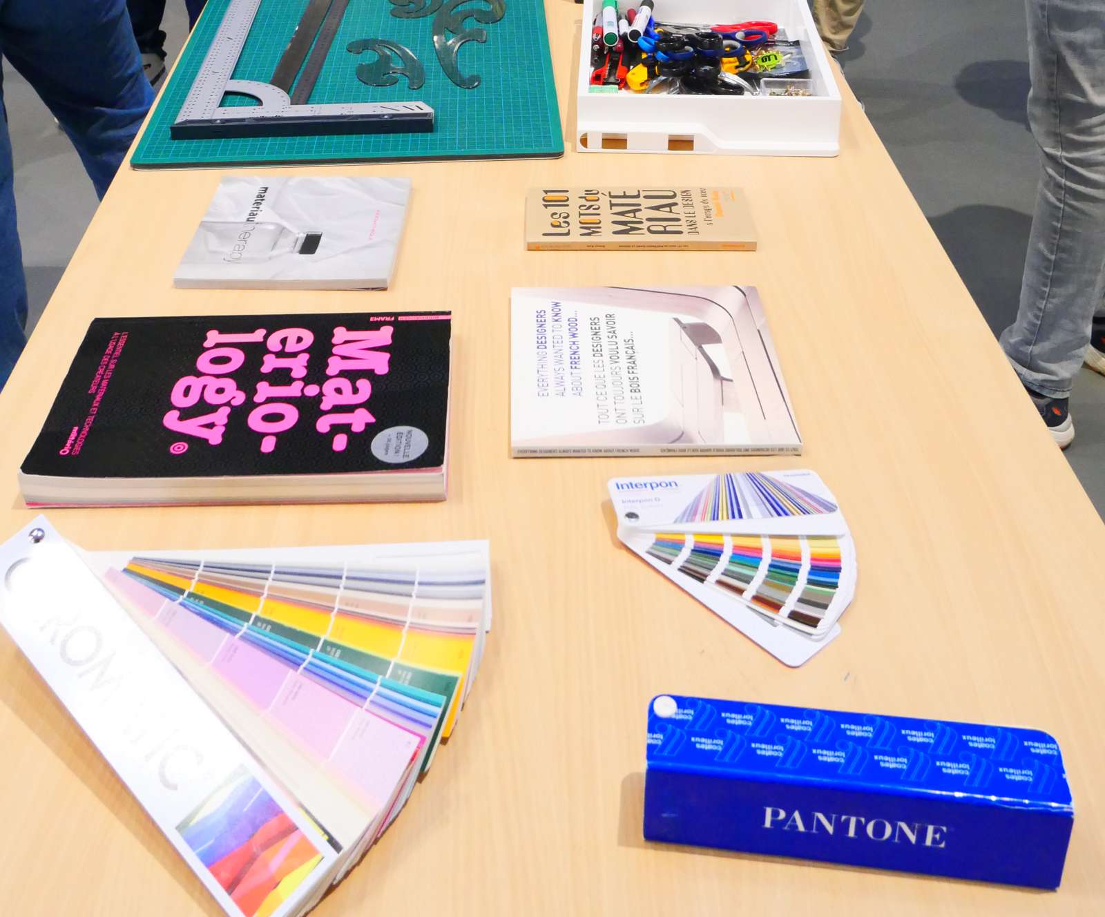 La table des matériaux, nuanciers et échantillons de l’atelier