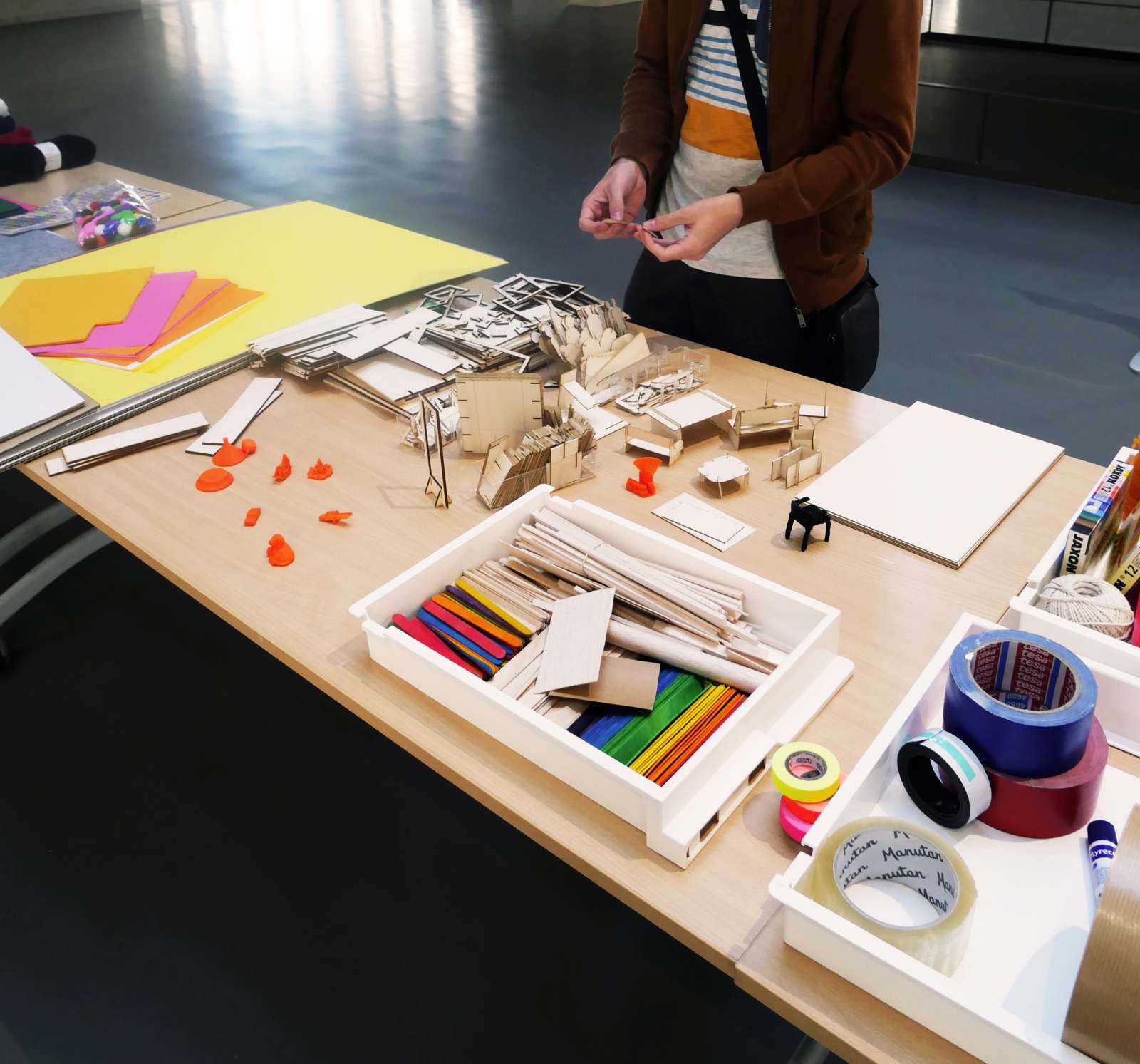 La table des matériaux de l’atelier, papiers et couleurs