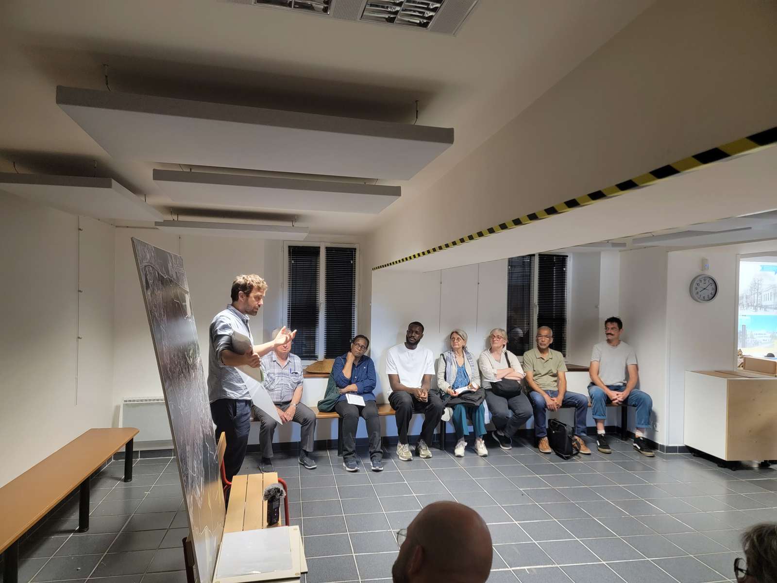 Réunion en cercle avec les habitants, permanence de Trappes