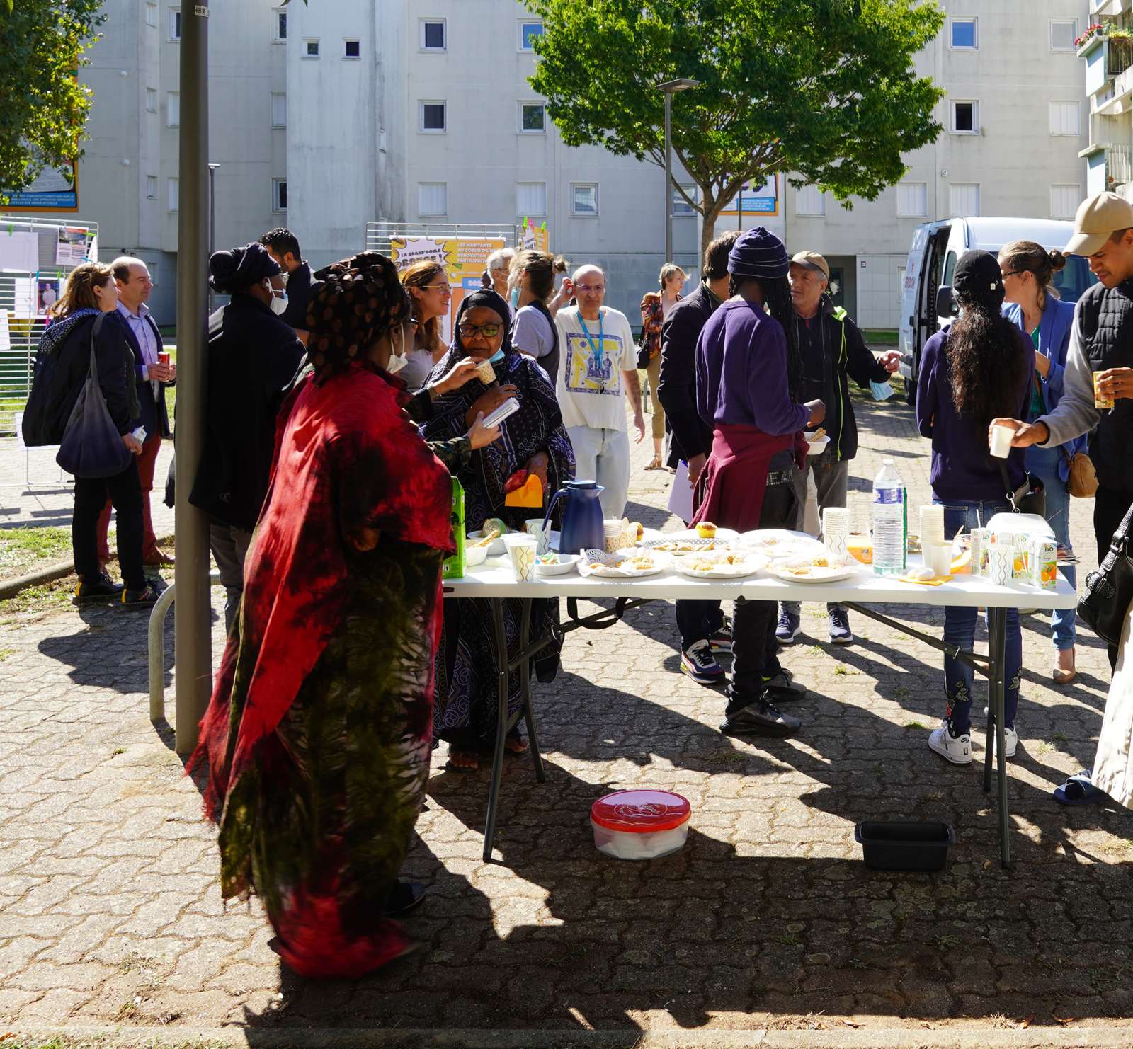 La grande tablée de l’atelier au pied des immeubles, Grand’Goule