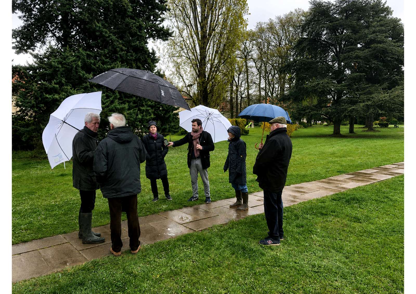 La visite du parc sous les parapluies, le diagnostic en marchant