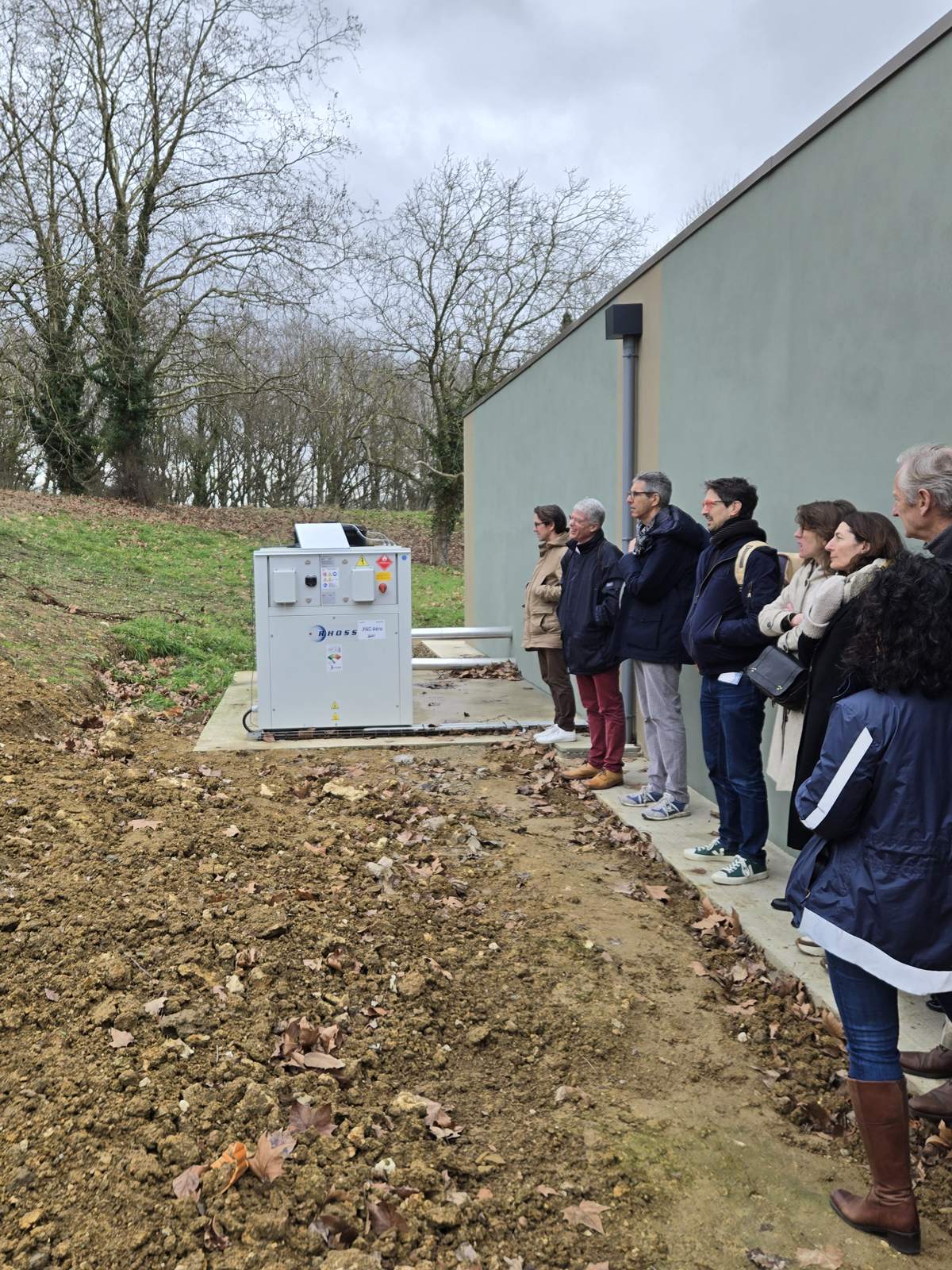 Visite du démonstrateur Axen à Palaiseau, groupe devant la pompe à chaleur du bâtiment