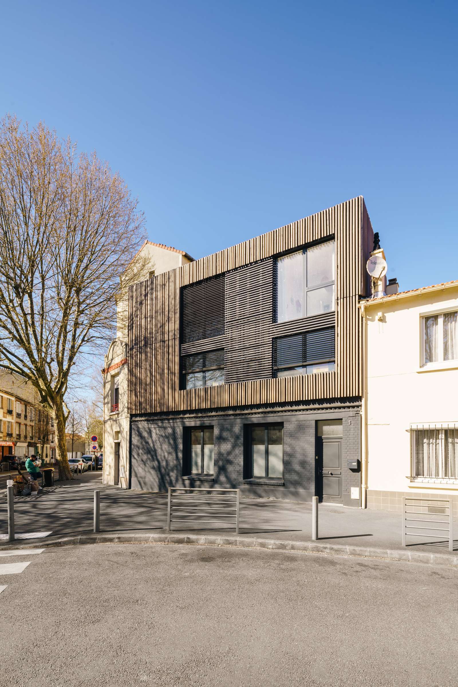 Surélévation bois de la maison rue Denis-Papin à Bagnolet, façade sur rue, photographie ©Antoine Duhamel