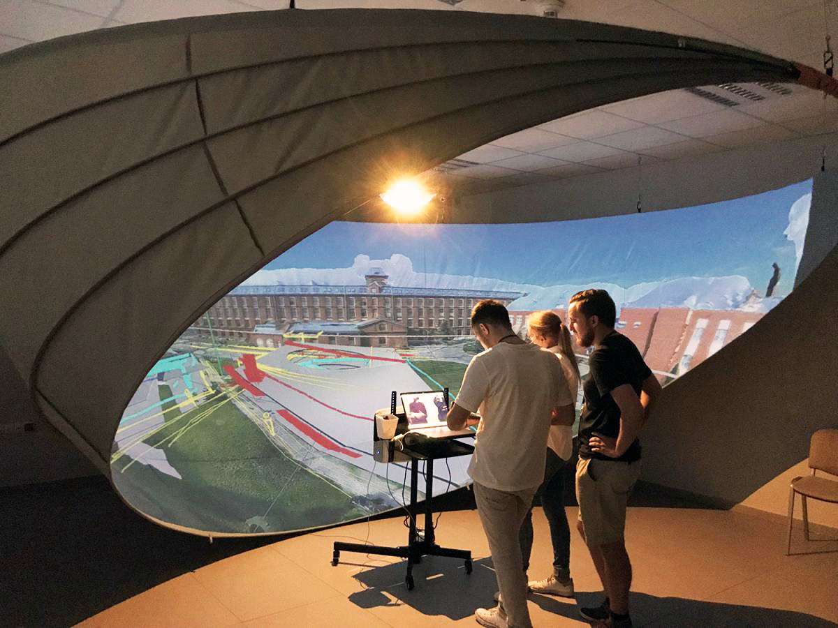 Le hall de Télécom Paris pendant les ateliers, dispositif immersif installé avec les étudiants