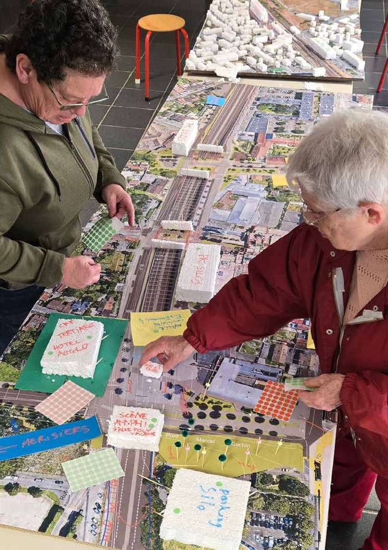 Habitants disposant des blocs sur la maquette collective du centre-ville de Trappes
