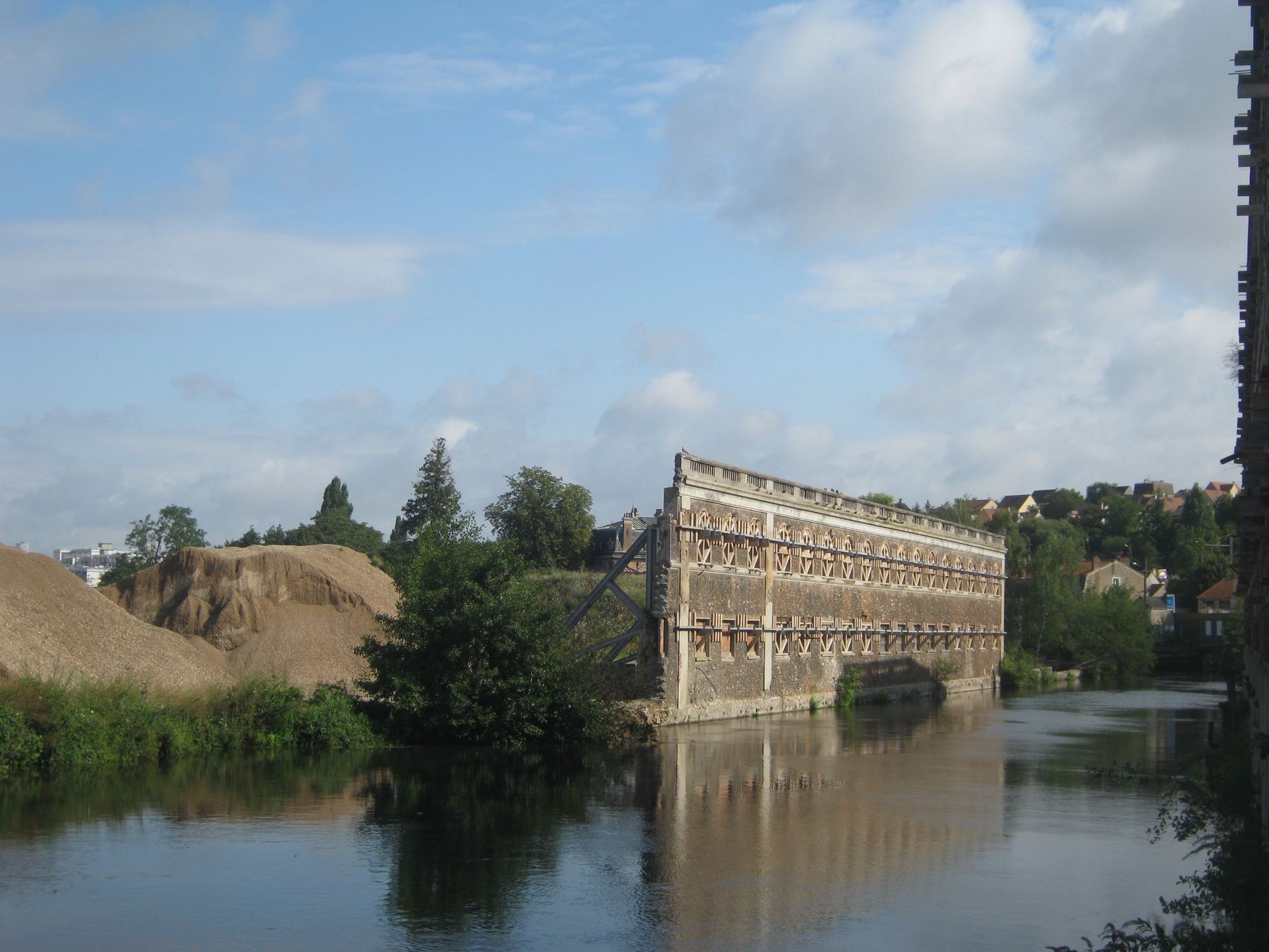 Les 197 logements de Corbeil-Essonnes avant travaux, façade sur la rivière