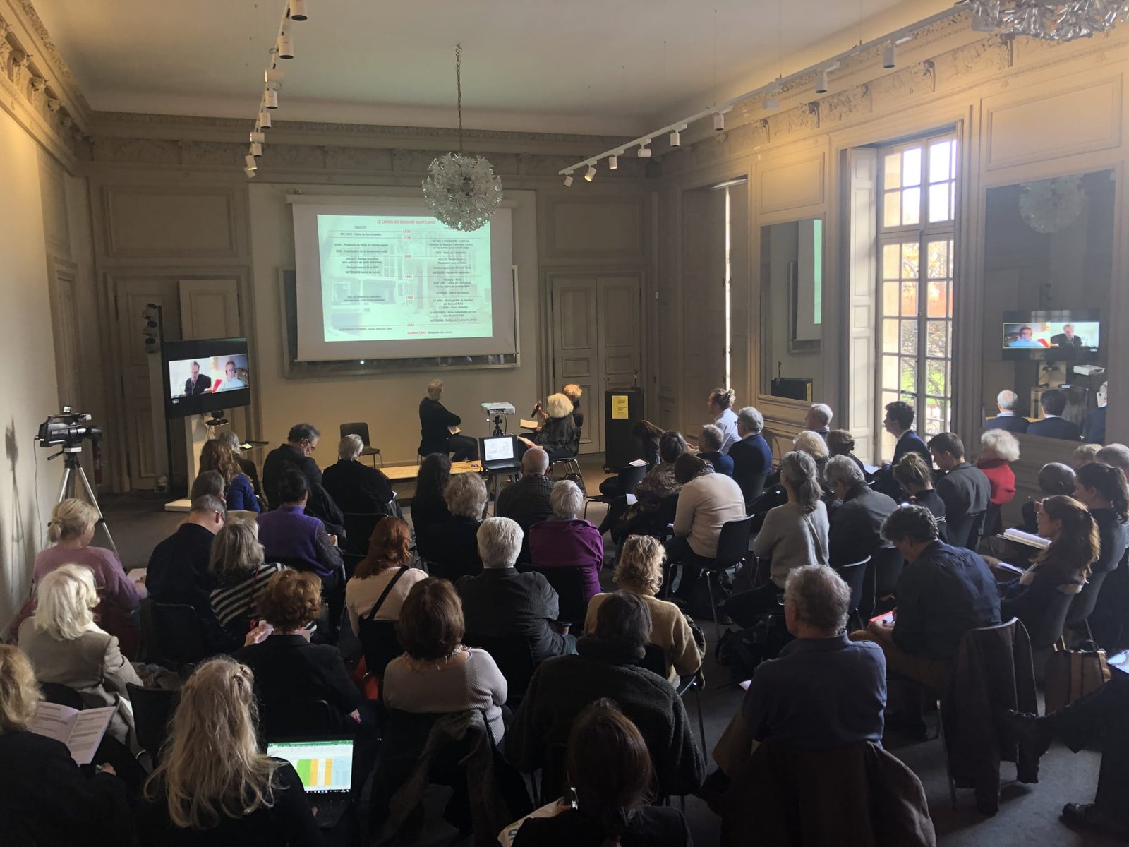 La salle, place des Vosges. Le public reste jusqu’à dix-huit heures.