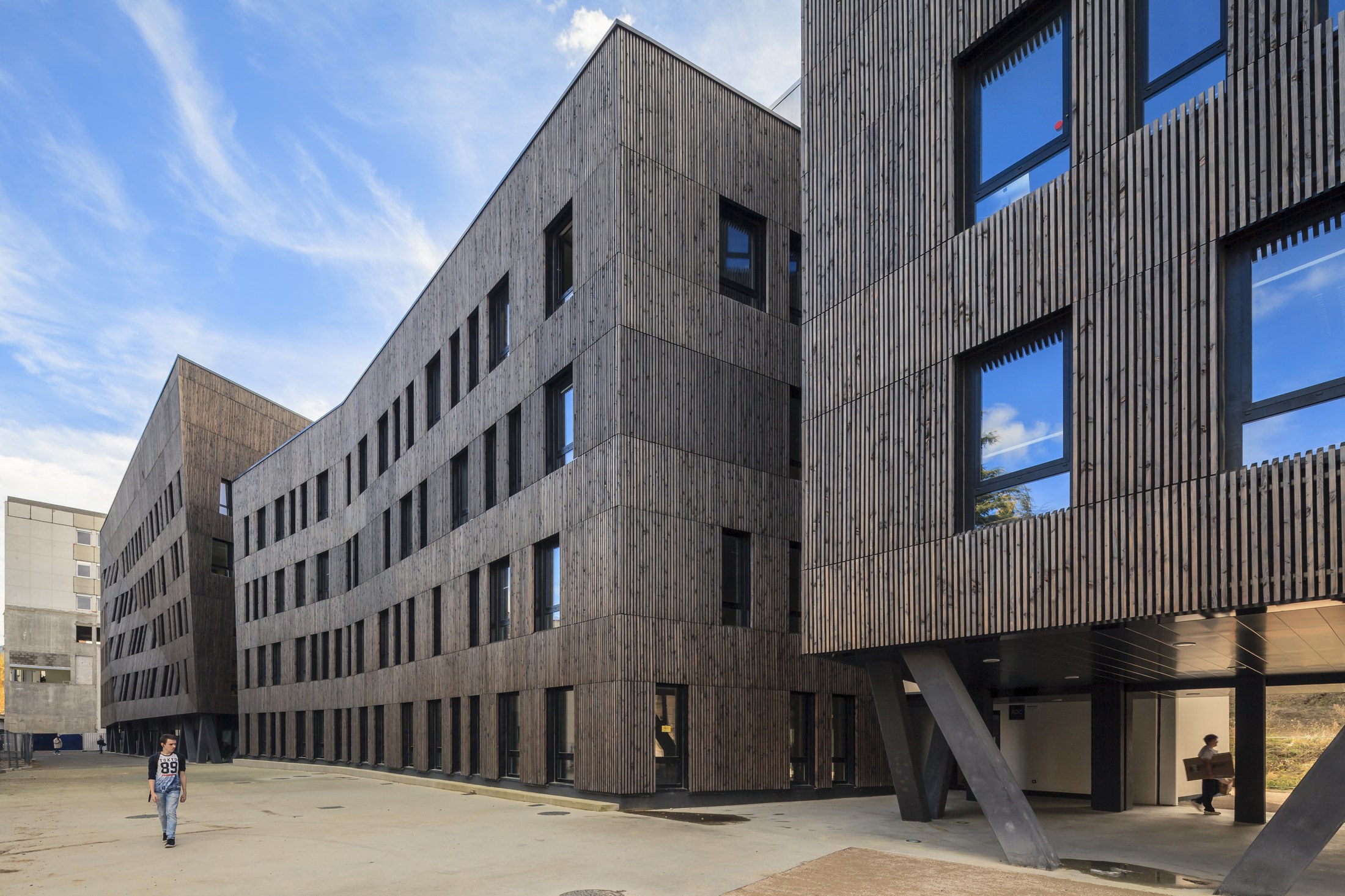 L’angle du bâtiment, porté par les béquilles de béton