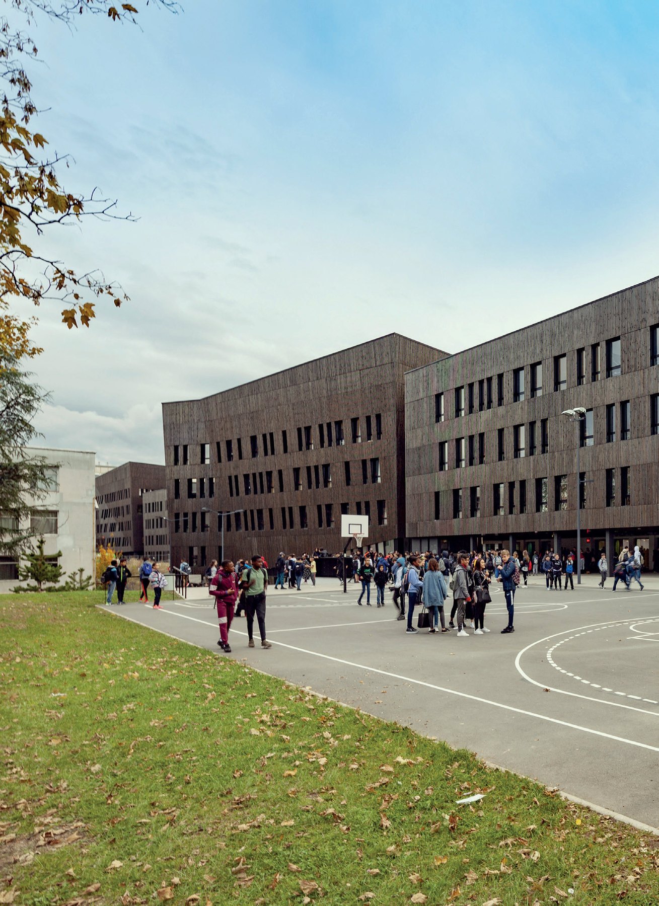 Cité scolaire Honoré d’Urfé, vue d’ensemble depuis la cour