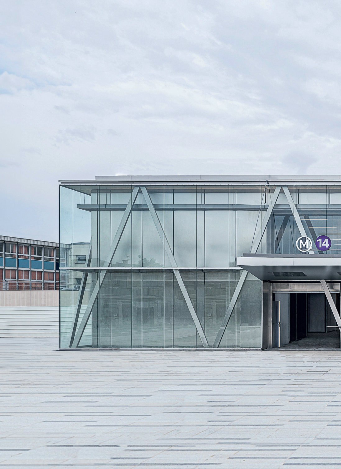 Le parvis et l’entrée de la station de L’Haÿ-les-Roses