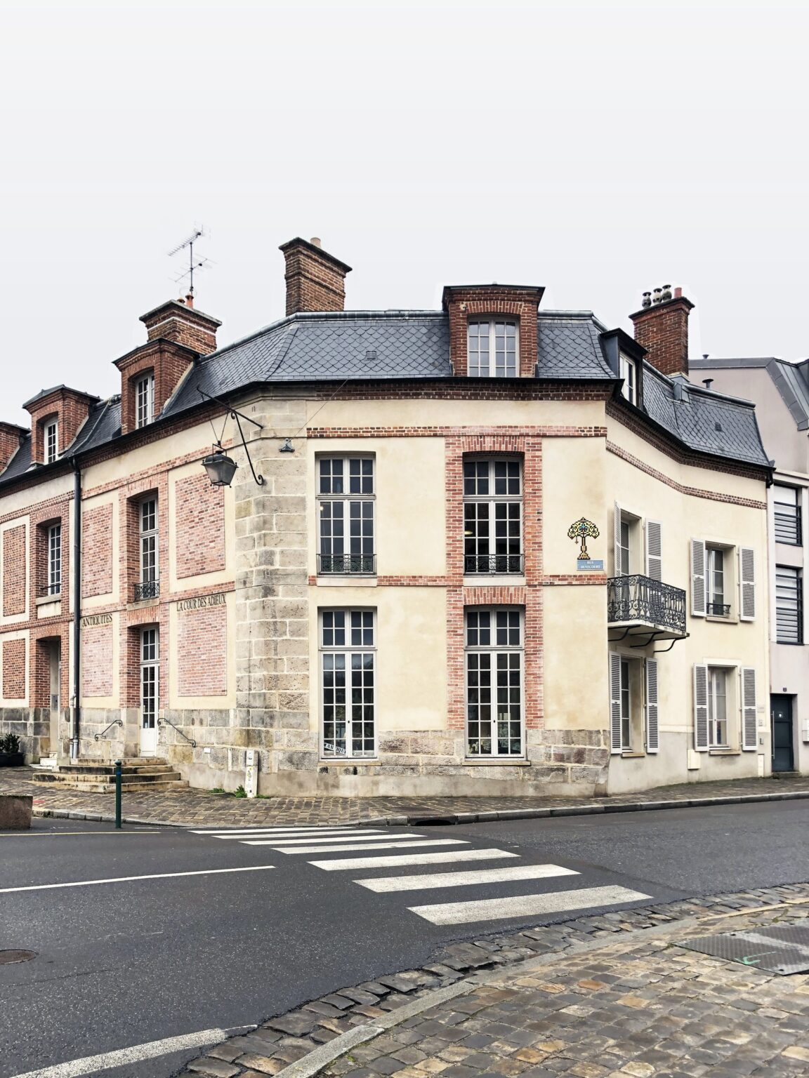 Hôtel de la Surintendance à Fontainebleau, angle de la rue, brique et pierre