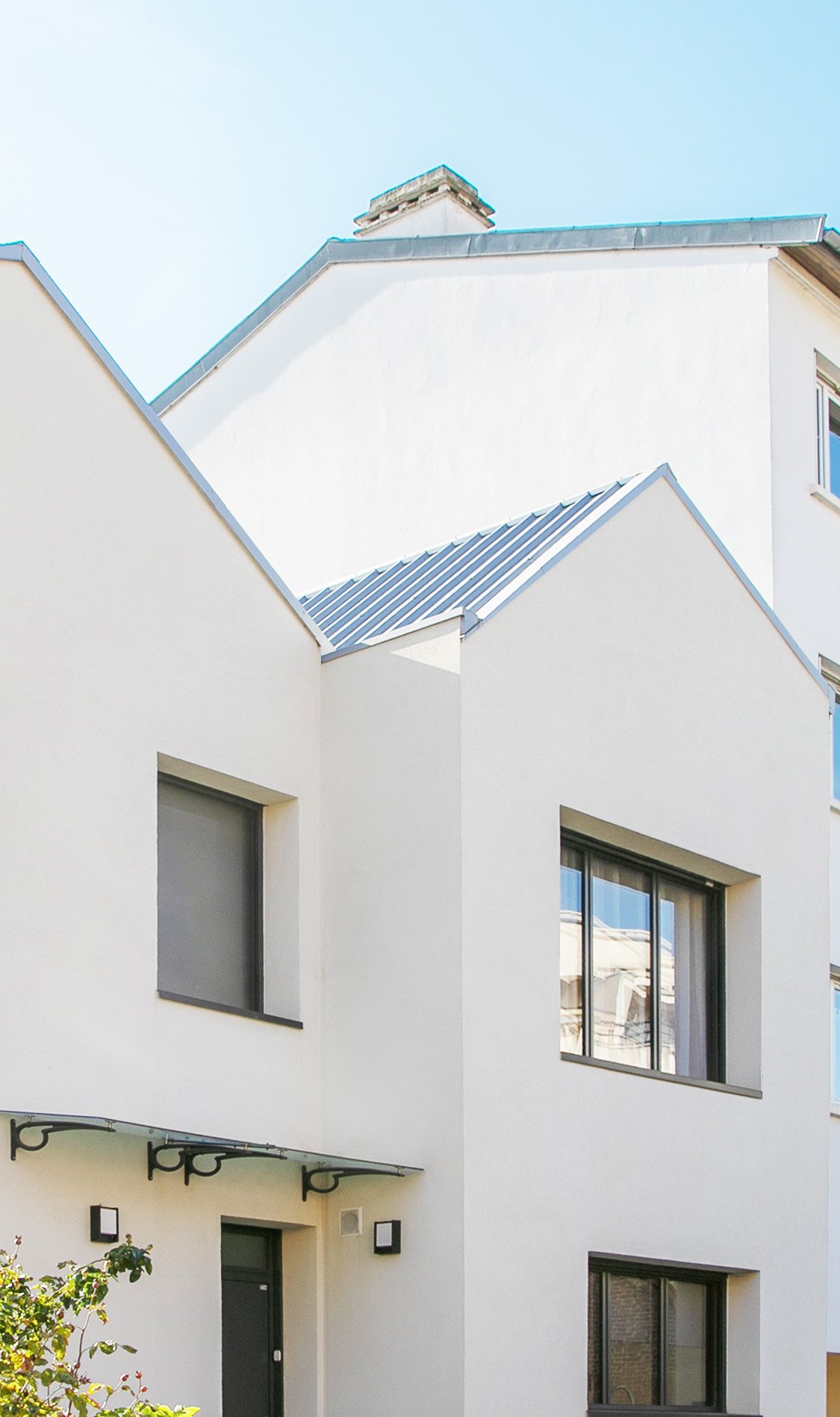 La maison blanche à Courbevoie, pignons repliés, photographie