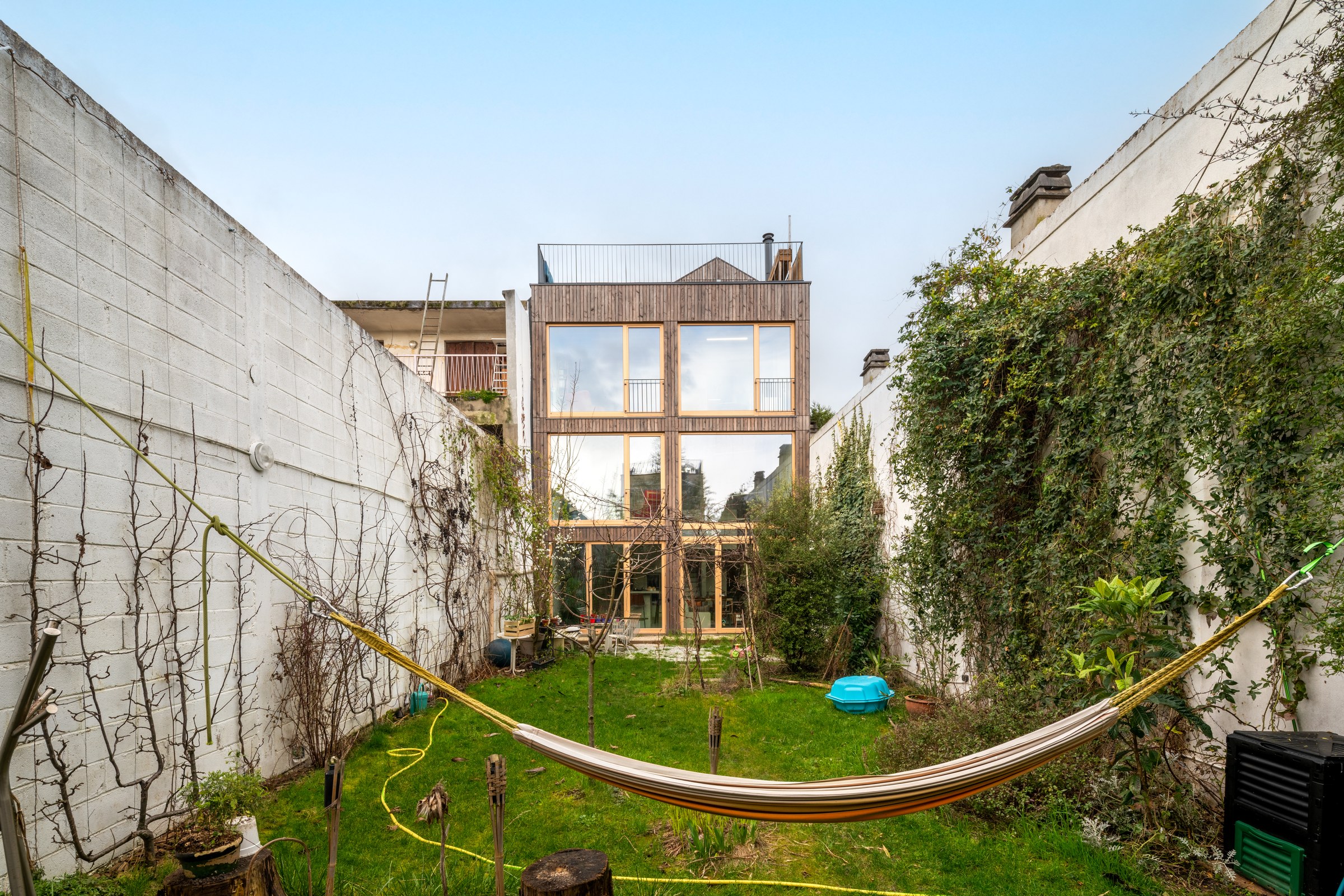 Maison bois béton à Aubervilliers, façade sur jardin