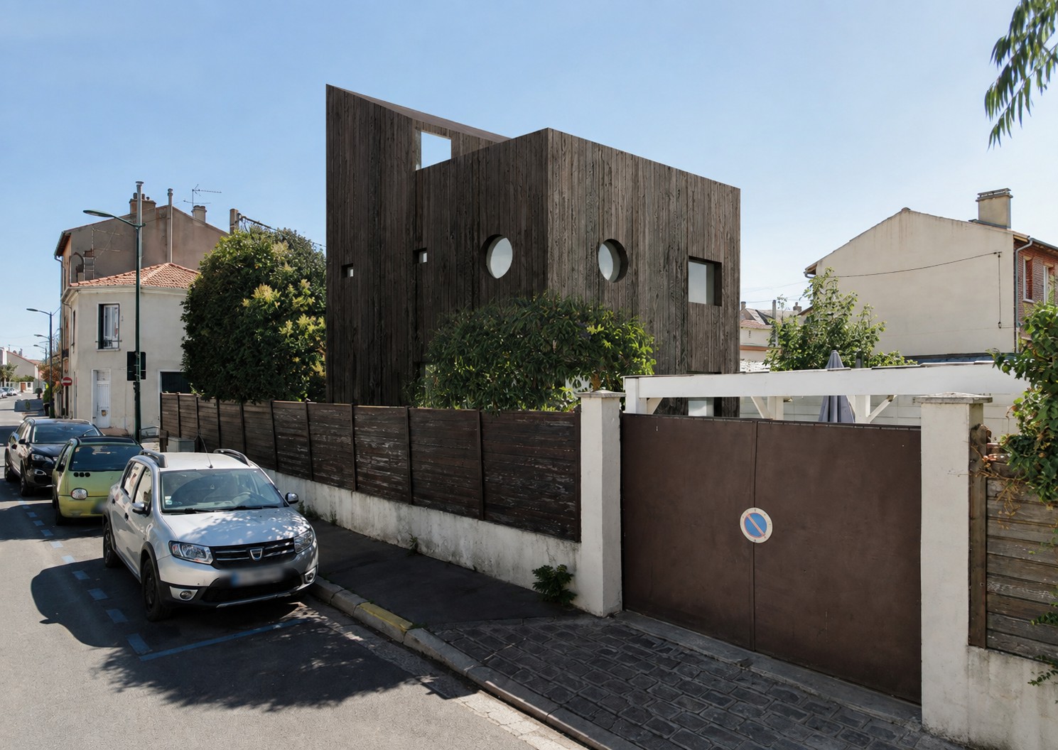 La maison en bois brûlé dans la rue de Bellevue, à Colombes