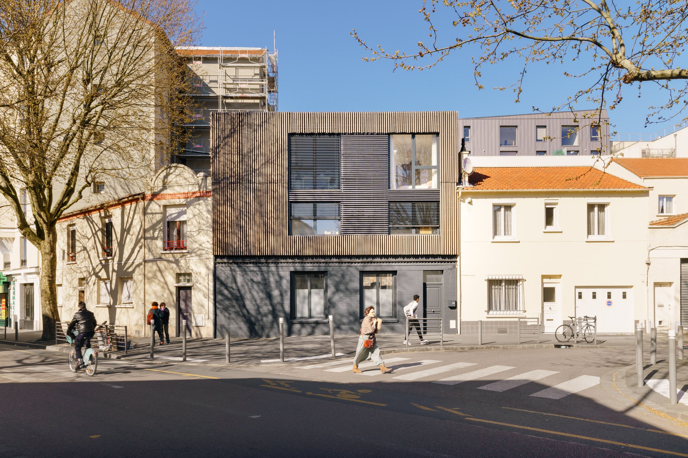La maison dans la rue, entre les pavillons