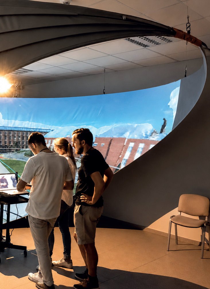 Visiteurs dans le dispositif d’exposition de Télécom Paris